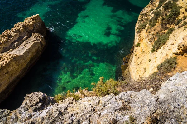 Hög stenig kustlinje i Algarve — Stockfoto