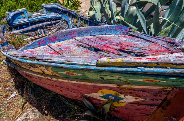 Tradizionale vecchia barca trapelata — Foto Stock