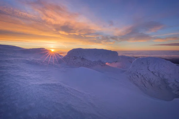 Východ slunce z horského hřebene — Stock fotografie