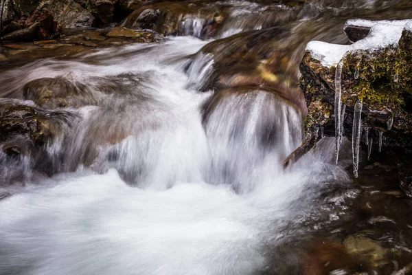 Corriente de montaña con cascadas — Foto de Stock