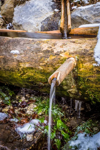 Dřevěné koryto vody — Stock fotografie