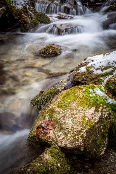 Corriente de montaña con cascadas — Foto de Stock