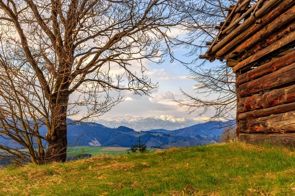 Vista de la montaña y antigua casa de madera — Foto de Stock