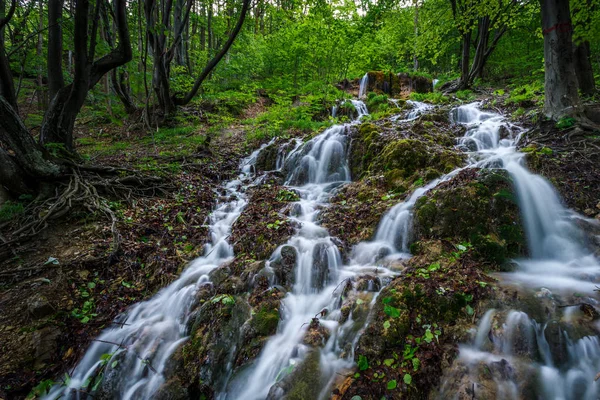 Ruscello di montagna con cascate — Foto Stock