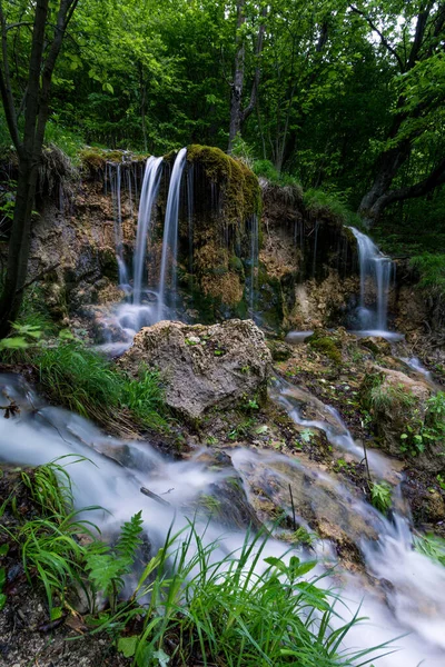 Ruscello di montagna con cascate — Foto Stock