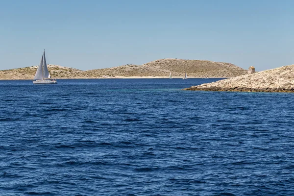 Vacances en bateau dans la mer Adriatique en Croatie — Photo