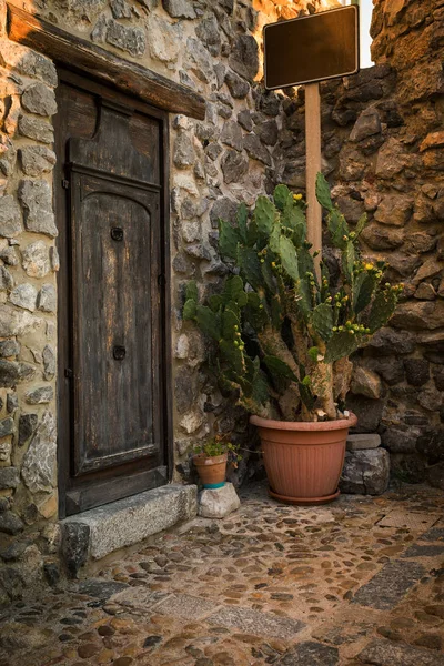 Старі дерев "яні двері на вузьких вулицях Сефалу. — стокове фото
