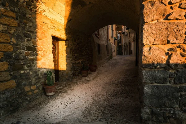 Cefalu 'nun dar sokaklarında eski ahşap kapı