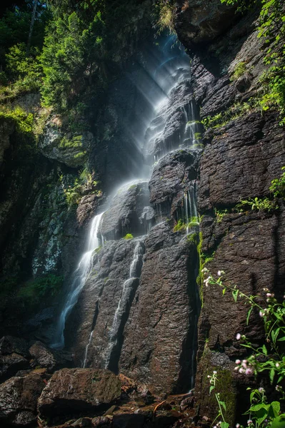Ruscello di montagna con cascate — Foto Stock