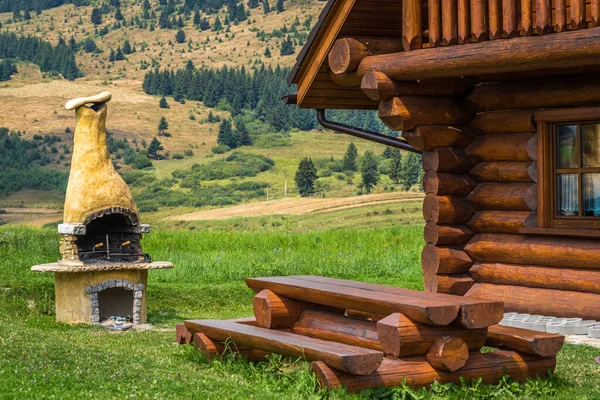 Casa de campo en medio de prados de montaña — Foto de Stock