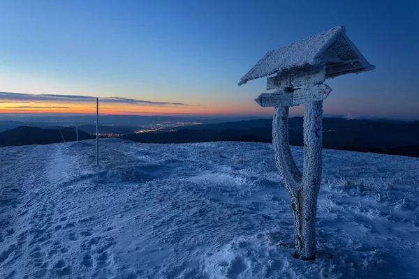 Turistické znamení v zimním ránu východ slunce — Stock fotografie