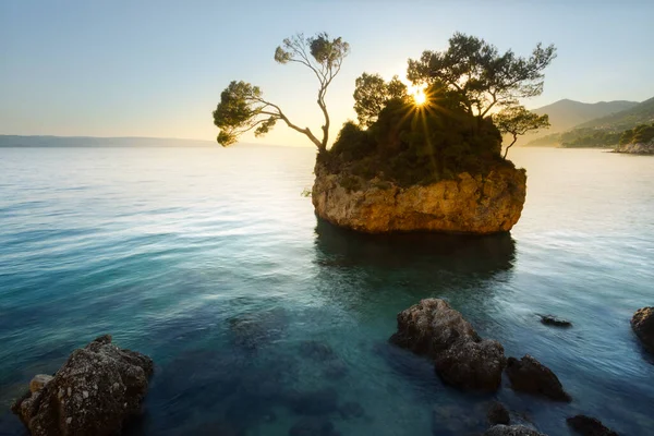 Turkoois helder water van Adriatische zee in Brela — Stockfoto