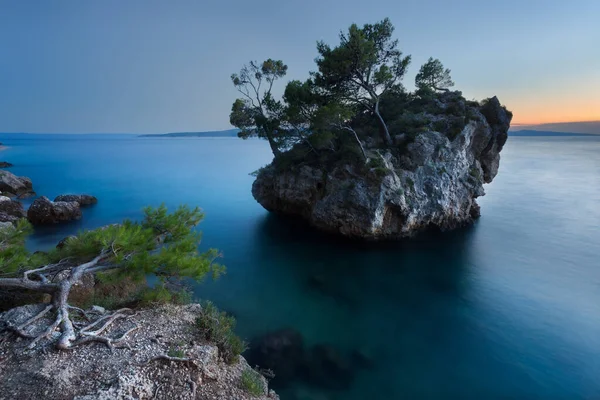 Eau claire turquoise de la mer Adriatique à Brela — Photo