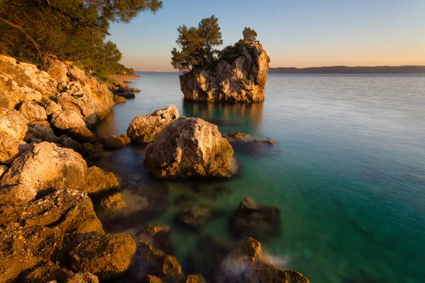 Eau claire turquoise de la mer Adriatique à Brela — Photo