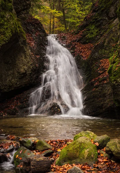 Mountain stream with waterfalls — Stock Photo, Image