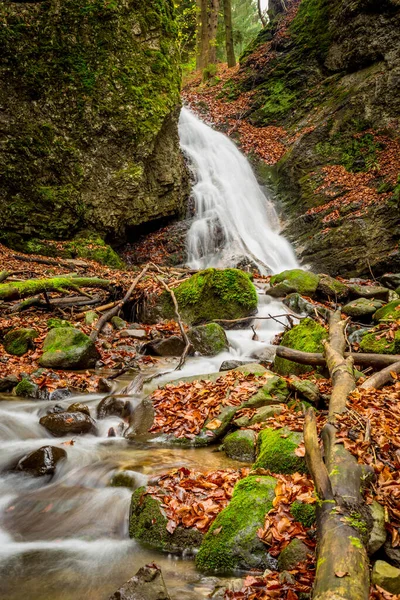 Corriente de montaña con cascadas — Foto de Stock