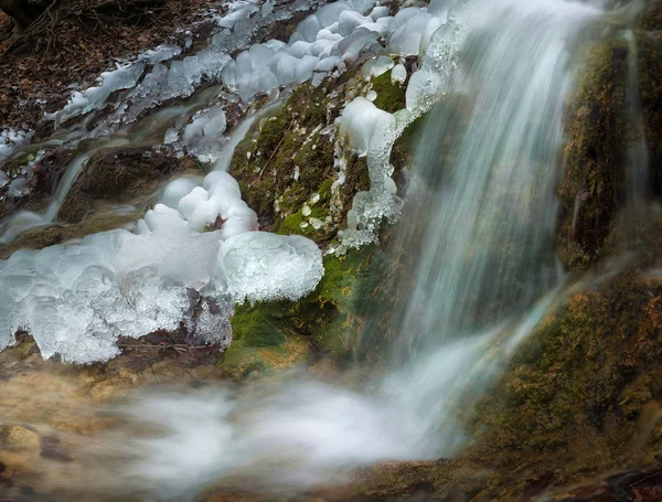 Zmrazený divoký vodopád v horách — Stock fotografie