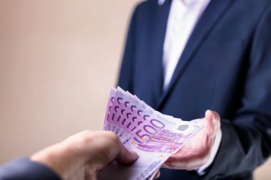 Avro banknotlarıyla rüşvet ve yolsuzluk.