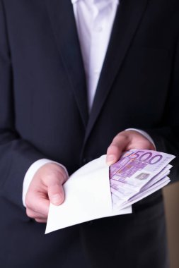 Avro banknotlarıyla rüşvet ve yolsuzluk.