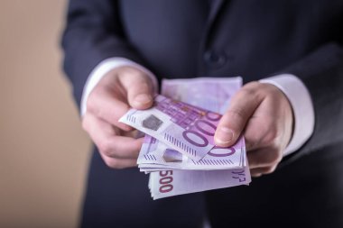 Avro banknotlarıyla rüşvet ve yolsuzluk.
