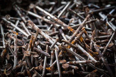 Bir yığın paslı çivi.