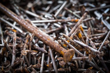 Bir yığın paslı çivi.