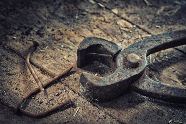 Atölyedeki eski paslı aletler