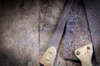 Ahşap bir masada eski paslı testere bıçakları