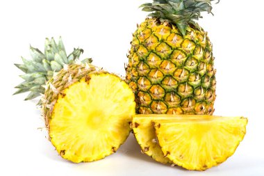 Beyaz arka planda dilimlenmiş taze ananas.