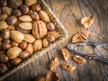 Çelik fındıkkıran ve fındık 