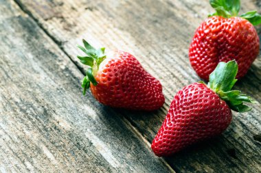 Birkaç taze çilek.