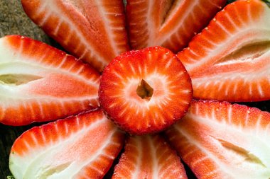 Taze çilekler ikiye bölünmüş.