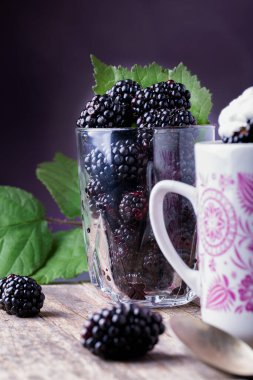 Yapraklı taze böğürtlen.