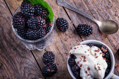 Krem şantili taze böğürtlen.