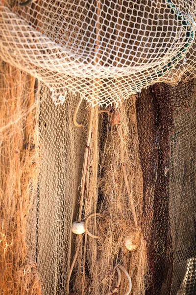 Rede de pesca antiga no porto com flutuadores de cortiça — Fotografia de Stock