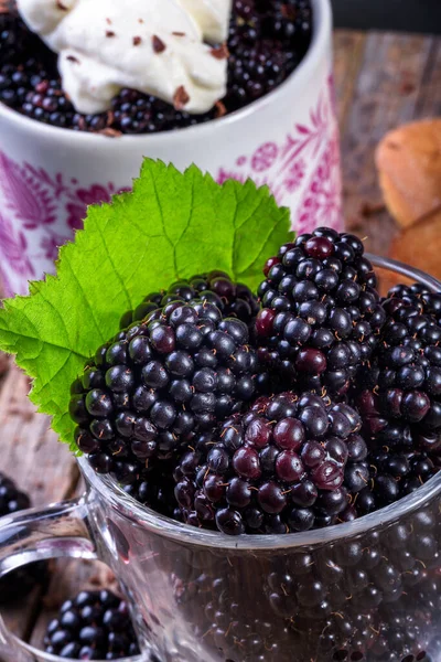 Cup of fresh natural blackberries with leafs — Stock Photo, Image