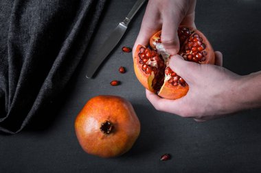 Sulu kırmızı taneli dilimlenmiş nar. 