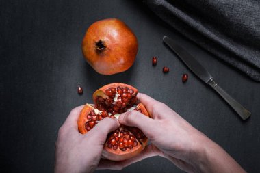 Sulu kırmızı taneli dilimlenmiş nar. 