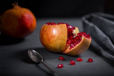 Sulu kırmızı taneli dilimlenmiş nar. 