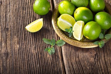 Bir demet yeşil limon.