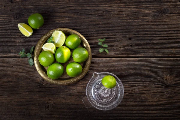 Bir demet yeşil limon.