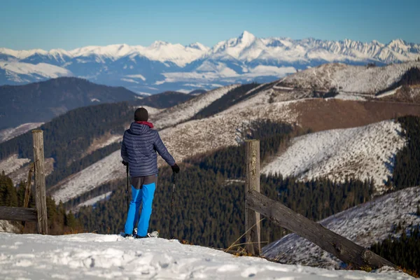 Wandelen in de sneeuw. — Stockfoto