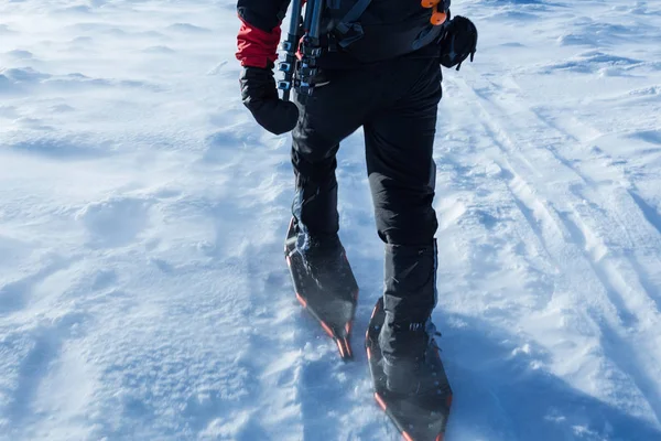 Mannen wallking in sneeuw storm met sneeuwschoen — Stockfoto