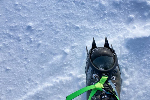 Sneeuwkrampen voor extreme excursies naar de bergen — Stockfoto