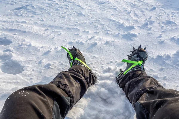 Sneeuwkrampen voor extreme excursies naar de bergen — Stockfoto
