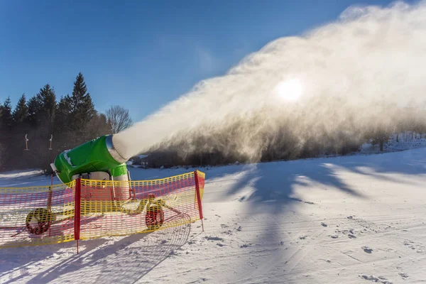 Werkende sneeuwkanon — Stockfoto