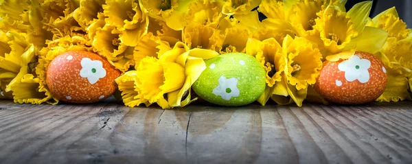 Hromada narcisů s velikonočními vejci na Velikonoce — Stock fotografie