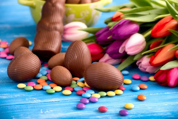 Çikolatalı tavşan, Paskalya yumurtası ve lale.