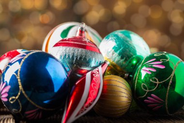 Kapalı eski yılbaşı balosu çeşitli dekorasyonlarla