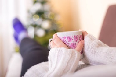 Noel ağacıyla sıcak çikolata.